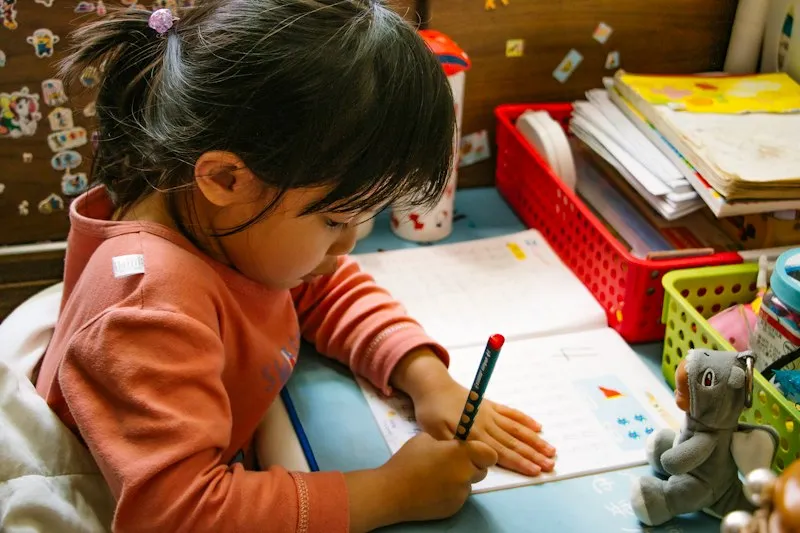Enfant concentrée sur un exercice scolaire, cadre d'apprentissage quotidien