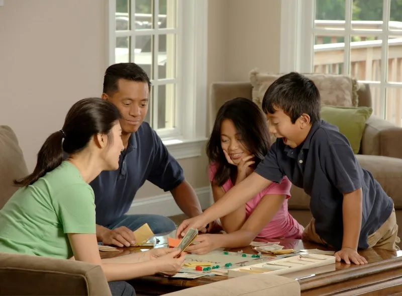 Famille réunie dans un espace de vie, interactions quotidiennes