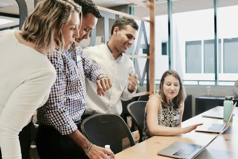 Personne en réunion de travail, contexte professionnel quotidien